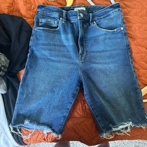 Good American cropped shorts hit right above the knee